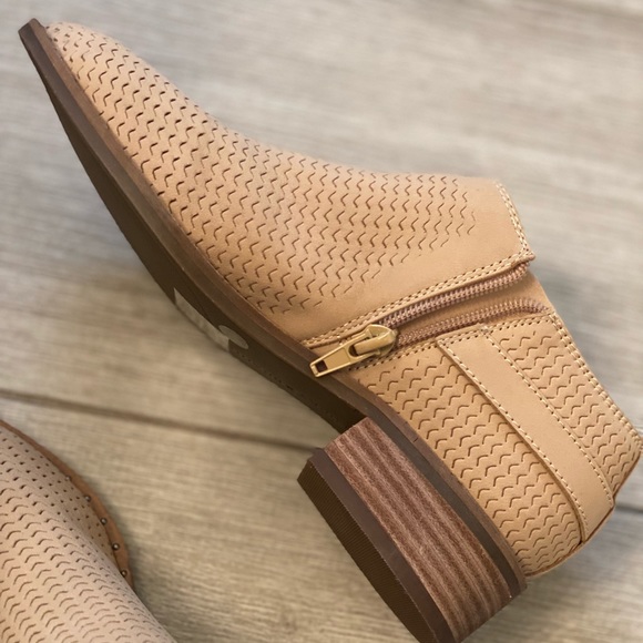 Lucky Brand Gahiro Booties 6 - Picture 4 of 5